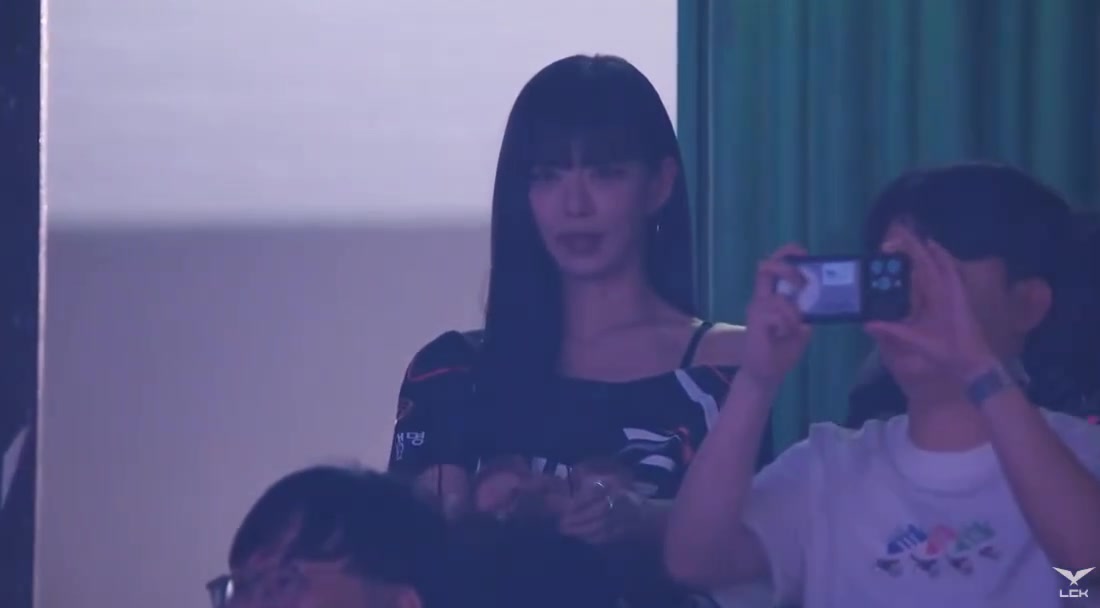 mk体育在线登录入口HLEvsGEN决胜局战歌起！赛前LCK官方镜头给到HLE观赛团长彩煐🕶️